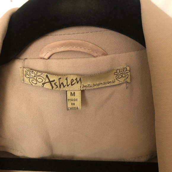 Fitted Boyfriend Blazer with Shoulder Pads - Picture 2 of 5